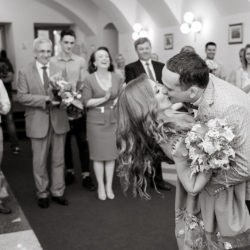 cuplu sarutandu-se la starea civila, fotografie alb-negru