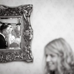 reflexie in oglinda, cuplu in ziua nuntii